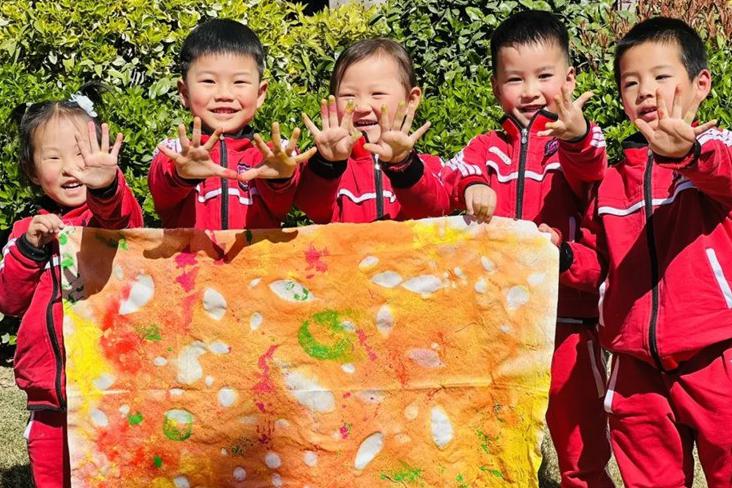 郑州高新区冯特幼儿园春日树叶喷绘活动