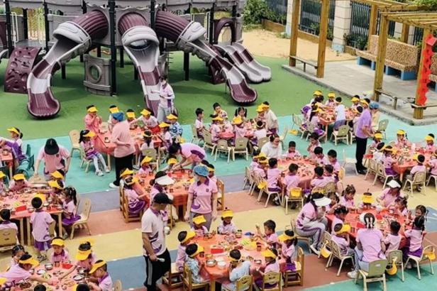 喜迎六一冯特幼儿园里吃大席