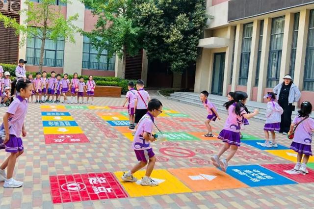 冯特西悦城幼儿园参观小学主题活动