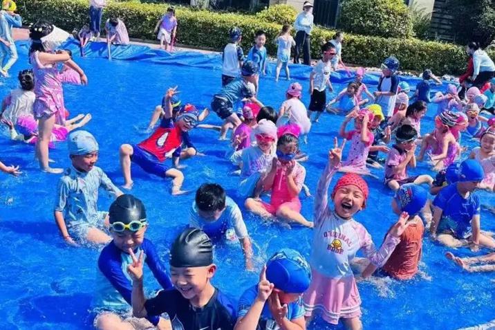  高新区冯特幼儿园花车巡游，戏水狂欢