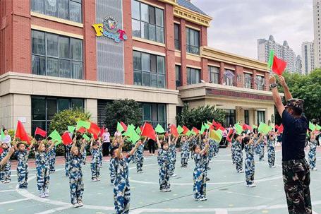 郑州高新区冯特幼儿园-童心迷彩梦，飒爽小小兵