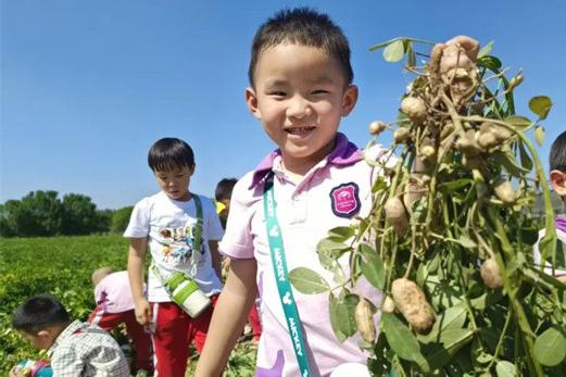 拥抱自然，乐享秋天-冯特杉青幼儿园秋游活动