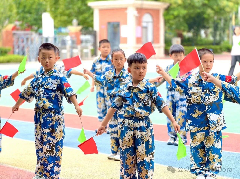 飒爽小小兵，磨砺共成长-郑州高新区冯特幼儿园学前班军事训练活动