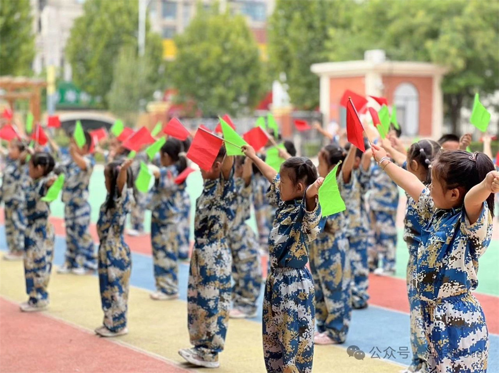 飒爽小小兵，磨砺共成长-郑州高新区冯特幼儿园学前班军事训练活动
