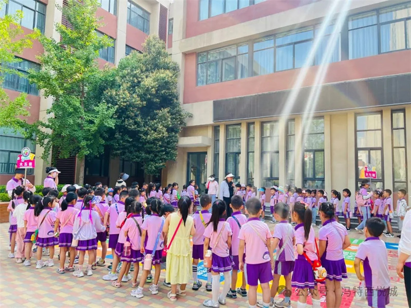 冯特西悦城幼儿园参观小学主题活动