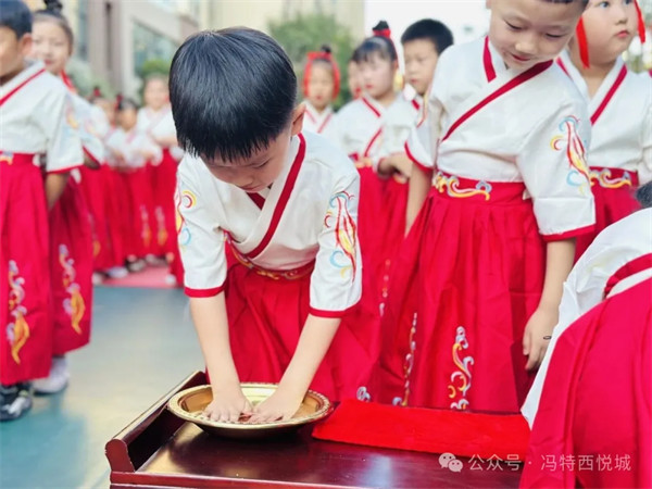 冯特西悦城幼儿园“开笔启智·礼润童心”毕业盛典